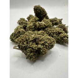 Primer plano Kush Cake CBD: tricomas abundantes y textura pegajosa.